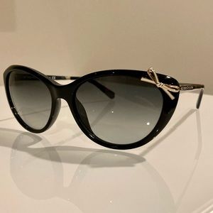 Kate Spade Livia cat-eye shape sunglasses with bow. Black enamel.